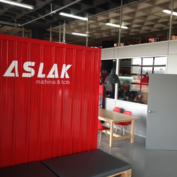 Aslak cuenta con un experimentado equipo de técnicos para asesorar sobre la elección y el funcionamiento del producto más indicado a las necesidades de cada profesional.