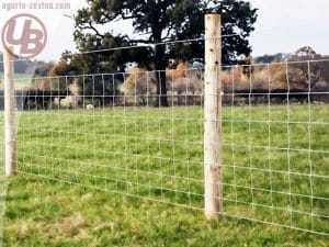 Cómo hacer una valla forestal con postes de madera y malla metálica alrededor de tu terreno