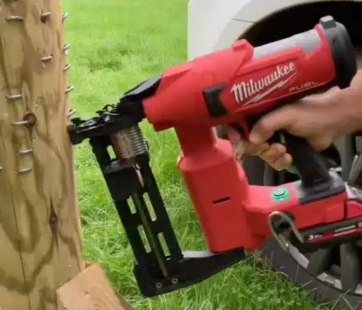Grapadora de cercados Milwaukee clavando