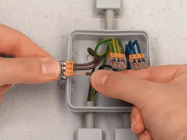 Entre los consejos de seguridad en reparaciones eléctricas en el hogar destaca el respetar los colores del cableado.