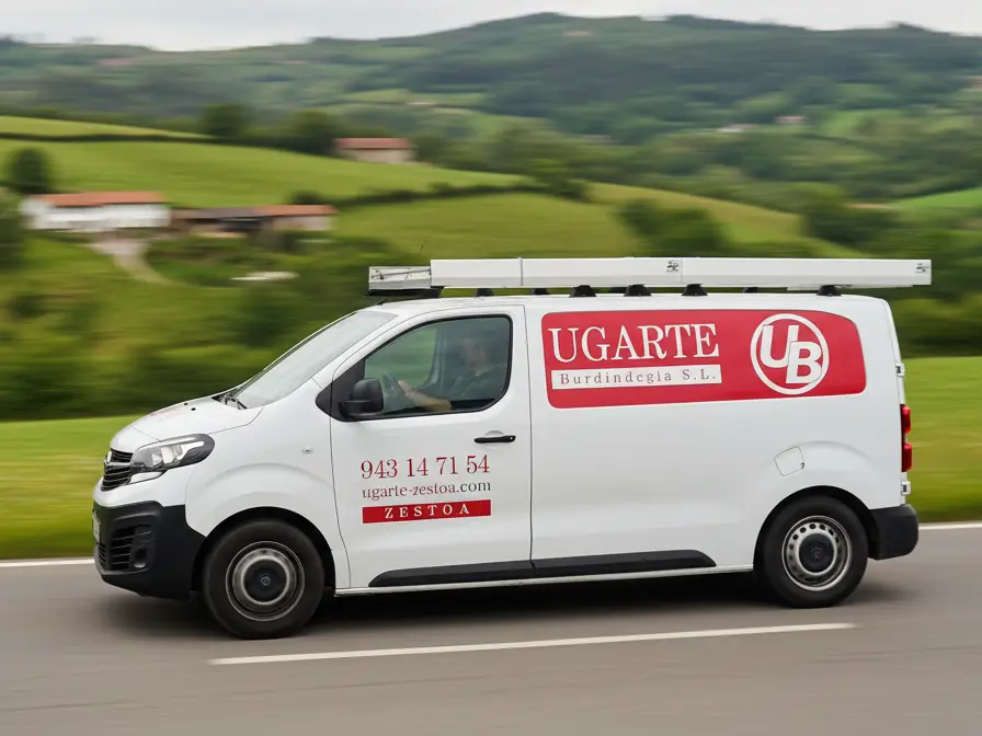 furgoneta de ugarte suministro industrial por la GI-631 hacia ibiltek